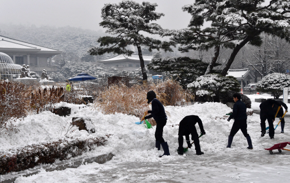 10일 청와대 사랑채앞에서 청와대 직원들이 제설작업을 하고 있다.  2017.12.10 청와대사진기자단