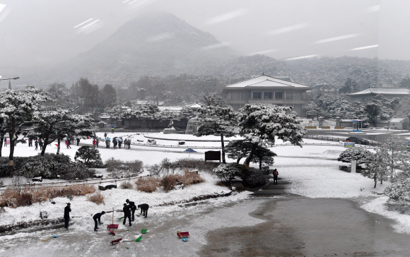 10일 청와대 사랑채앞에서 청와대 직원들이 제설작업을 하고 있다.  2017.12.10 청와대사진기자단