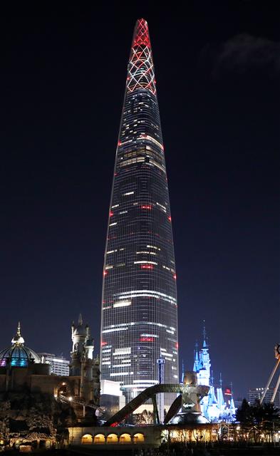 롯데월드타워 117~123층에 ‘평창 성화’ 모양 LED등 점등
