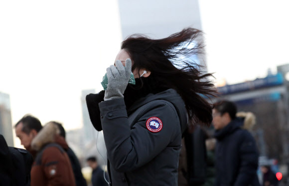 서울 아침기온 영하 7도의 매서운 추위가 찾아온 11일 오전 두꺼운 옷차림을 한 출근길 시민들이 광화문 네거리를 지나고 있다.  연합뉴스