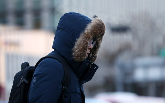 서울 아침기온 영하 7도의 매서운 추위가 찾아온 11일 오전 두꺼운 옷차림을 한 출근길 시민들이 광화문 네거리를 지나고 있다.  연합뉴스