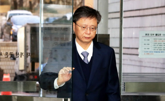 우병우 전 청와대 민정수석이 11일 오전 서초구 서울중앙지방법원에서 열린 직권남용 및 직무유기 등에 대한 속행공판에 출석하기 위해 법정으로 향하고 있다. 우 전 수석은 10일 ’과학기술계 블랙리스트’ 의혹 등 새롭게 포착된 혐의와 관련해 검찰에 5번째로 소환돼 조사를 받았다.  연합뉴스