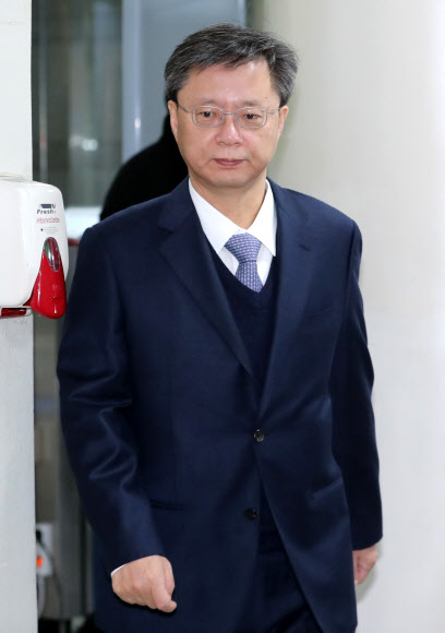 우병우 전 청와대 민정수석이 11일 오전 서초구 서울중앙지방법원에서 열린 직권남용 및 직무유기 등에 대한 속행공판에 출석하기 위해 법정으로 향하고 있다.  연합뉴스