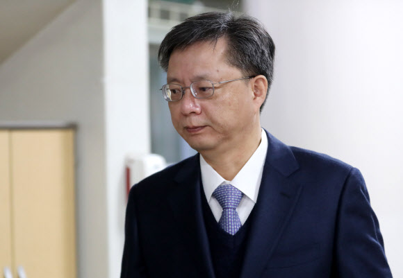 우병우 전 청와대 민정수석이 11일 오전 서초구 서울중앙지방법원에서 열린 직권남용 및 직무유기 등에 대한 속행공판에 출석하기 위해 법정으로 향하고 있다.  연합뉴스