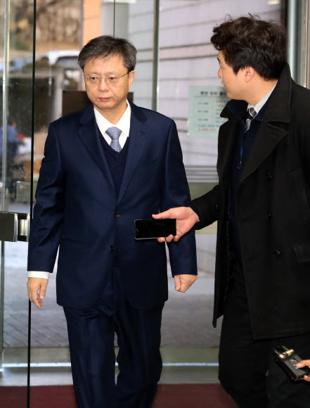 우병우 전 청와대 민정수석이 11일 오전 서초구 서울중앙지방법원에서 열린 직권남용 및 직무유기 등에 대한 속행공판에 출석하기 위해 법정으로 향하고 있다. 우 전 수석은 10일 ’과학기술계 블랙리스트’ 의혹 등 새롭게 포착된 혐의와 관련해 검찰에 5번째로 소환돼 조사를 받았다.  연합뉴스