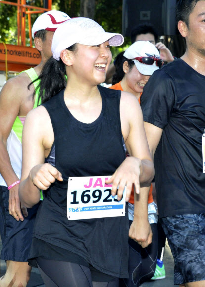 ’김연아의 라이벌’로 은반에서 경쟁하다 현역에서 은퇴한 일본 피겨스케이팅 여자 싱글 ’간판’ 아사다 마오가 10일(현지시간) 미국 하와이주 호놀룰루에서 열린 ’제45회 JAL 호놀룰루 마라톤’에서 4시간 34분 13초의 기록으로 완주한 뒤 기뻐하고 있다.   연합뉴스