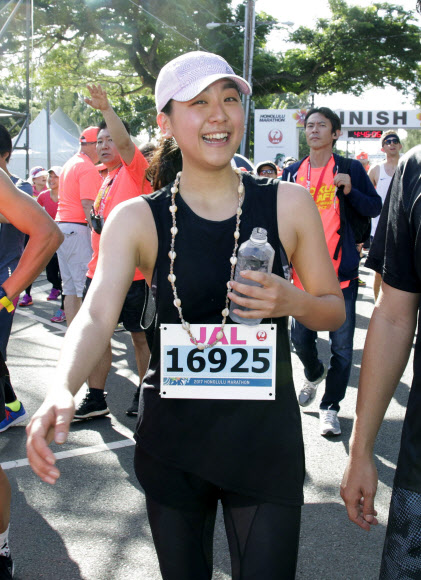’김연아의 라이벌’로 은반에서 경쟁하다 현역에서 은퇴한 일본 피겨스케이팅 여자 싱글 ’간판’ 아사다 마오가 10일(현지시간) 미국 하와이주 호놀룰루에서 열린 ’제45회 JAL 호놀룰루 마라톤’에서 4시간 34분 13초의 기록으로 완주한 뒤 기뻐하고 있다.   교도=연합뉴스