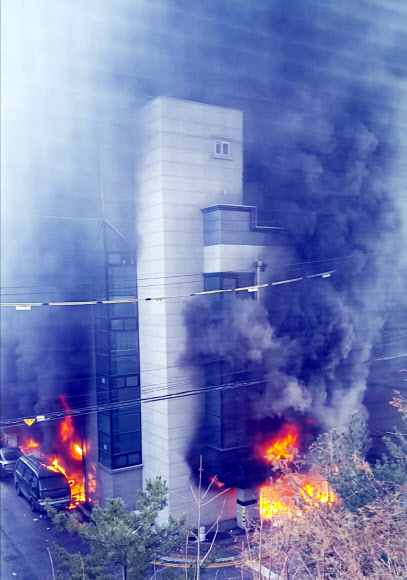 11일 오전 10시 7분께 충남 천안시 서북구 두정동 한 원룸 건물에서 불이 나 4명이 다쳤다. 원룸에서 불길과 검은 연기가 치솟고 있다. 독자 제공=연합뉴스
