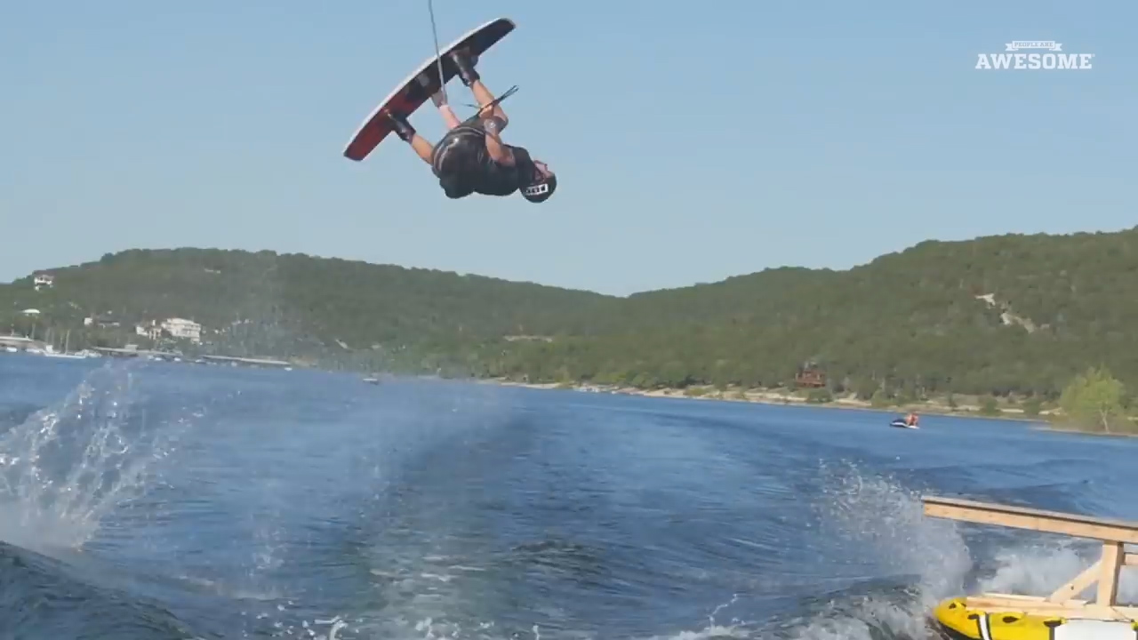 유튜브 영상 캡처. People are Awesome.