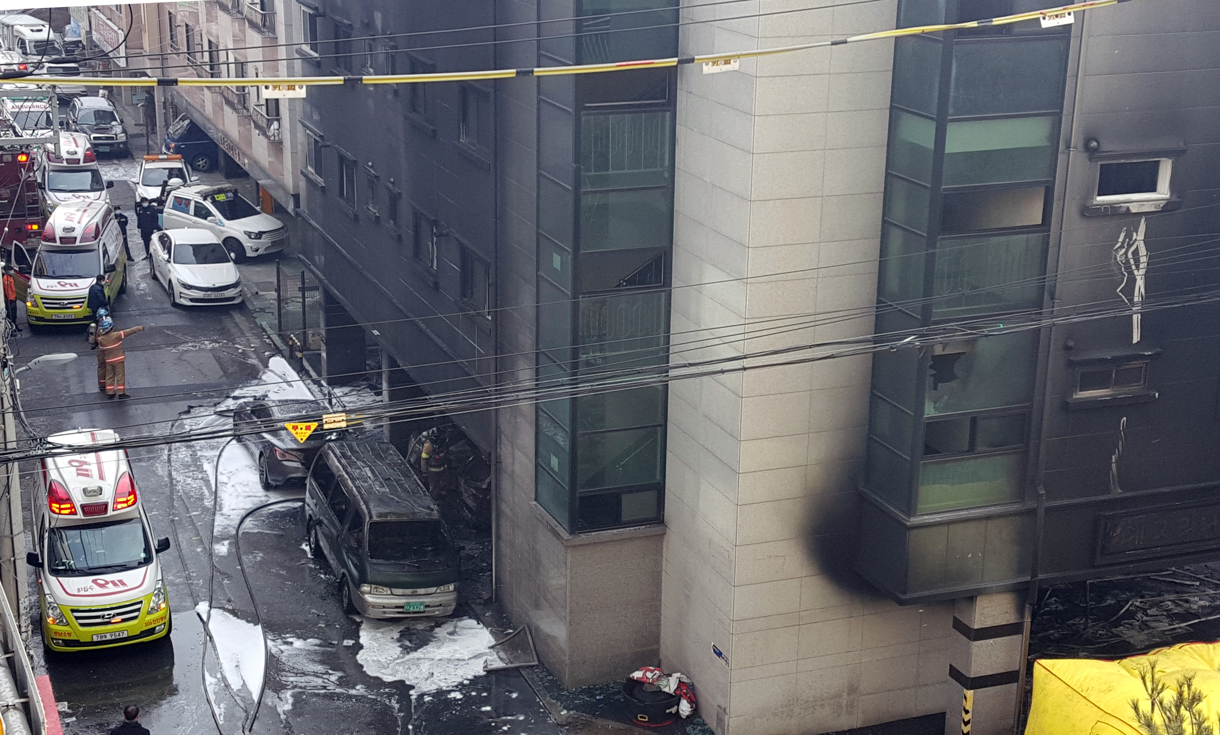 11일 오전 10시 7분쯤 충남 천안시 서북구 두정동 한 원룸 건물에서 불이 나 47분 만에 꺼졌다. 이 불로 거주자 등 12명이 연기를 마시거나 다쳐 인근 병원으로 옮겨져 치료를 받고 있다. 연합뉴스 독자 제공.