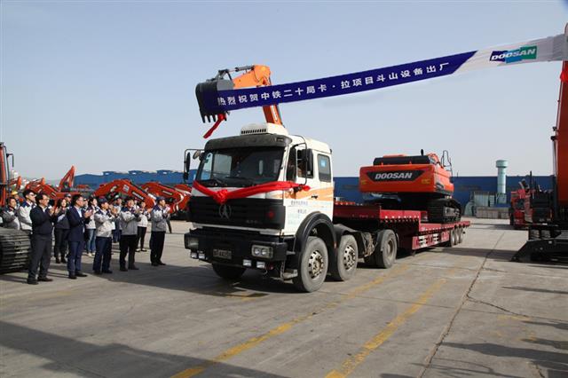 중국의 ‘일대일로’ 프로젝트에 투입된 두산인프라코어 굴착기가 화물차로 운송되고 있다. 두산인프라코어 제공