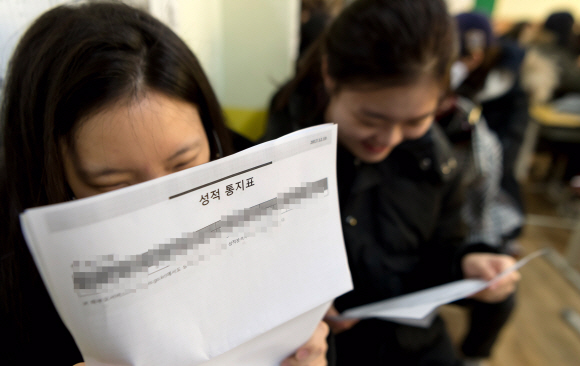 수능 성적표가 배부된 12일 서울 여의도 여의도여고에서 수험생들이 수능 성적표를 확인하고 있다.  최해국 선임기자 seaworld@seoul.co.kr