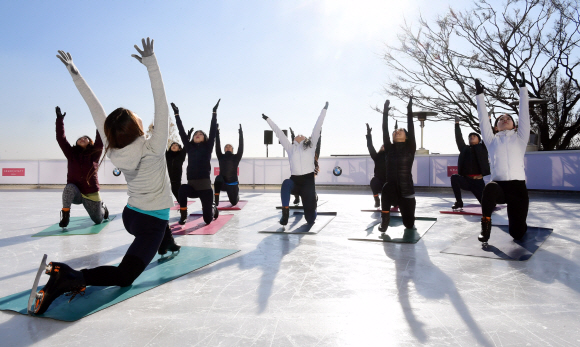 12일 서울 한남동 그랜드 하얏트 호텔 아이스링크에서 국내 최초로 선보이는 아이스요가 수업에 참여한 요가강사들이 스케이트를 신고 요가를 하고 있다.  정연호 기자 tpgod@seoul.co.kr