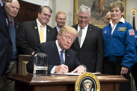 도널드 트럼프 대통령(가운데)이 아폴로 17호 달착륙 45주년을 맞아 유인 달탐사를 위한 행정서명을 하고 있다. 2017-12-12 AP연합뉴스