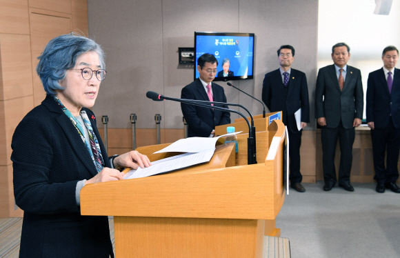 박은정(왼쪽) 국민권익위원장이 12일 정부서울청사에서 열린 ‘부정청탁금지법 시행 1년의 변화와 발전방향 대국민 보고대회’에서 청탁금지법(김영란법) 시행 1년을 맞아 그간의 변화와 발전 방안을 설명하고 있다.  2017.12.12 이호정 전문기자 hojeong@seoul.co.kr