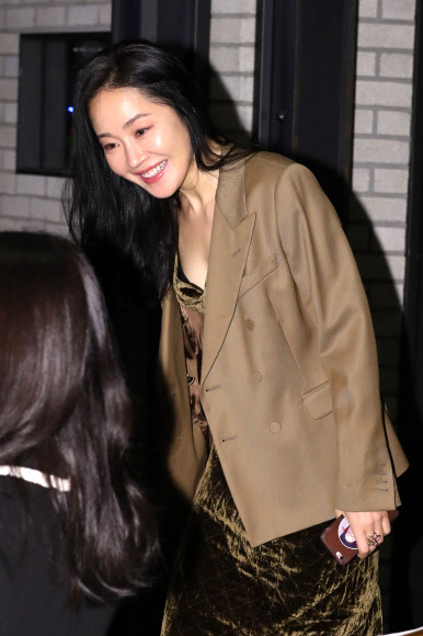 12일 오후 서울 중구 CGV 씨네라이브러리에서 열린 올해의 여성영화인상 시상식에 배우 엄지원이 입장하고 있다. 이날 시상식은 최고상에 해당하는 올해의 여성영화인상, 연기상 등 9개 부문에서 주목할만한 활약을 펼친 여성영화인을 수상자(사)를 선정, 수여한다.  연합뉴스