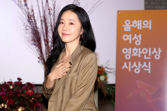 12일 오후 서울 중구 CGV 씨네라이브러리에서 열린 올해의 여성영화인상 시상식에 연기상 수상자 배우 엄지원이 참석하고 있다. 이날 시상식은 최고상에 해당하는 올해의 여성영화인상, 연기상 등 9개 부문에서 주목할만한 활약을 펼친 여성영화인을 수상자(사)를 선정, 수여한다.  연합뉴스