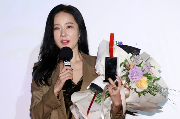 12일 오후 서울 중구 CGV 씨네라이브러리에서 열린 올해의 여성영화인상 시상식에 연기상 수상자 배우 엄지원이 수상소감을 말하고 있다. 이날 시상식은 최고상에 해당하는 올해의 여성영화인상, 연기상 등 9개 부문에서 주목할만한 활약을 펼친 여성영화인을 수상자(사)를 선정, 수여한다.  연합뉴스