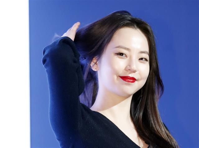 배우 안소희가 12일 오후 서울 신사동 한 미술관에서 열린 코스메틱 브랜드 포토 행사에 참석해 포즈를 취하고 있다.  뉴스1