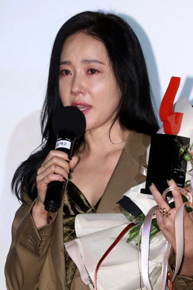 12일 오후 서울 중구 CGV 씨네라이브러리에서 열린 올해의 여성영화인상 시상식에 연기상 수상자 배우 엄지원이 수상소감을 말하고 있다. 이날 시상식은 최고상에 해당하는 올해의 여성영화인상, 연기상 등 9개 부문에서 주목할만한 활약을 펼친 여성영화인을 수상자(사)를 선정, 수여한다.  연합뉴스