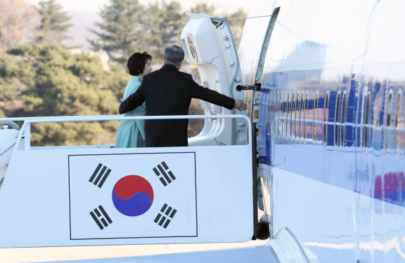 문재인 대통령과 김정숙 여사가 13일 오전 서울공항에서 중국순방을 위해 전용기에 올라 손을 흔들고 인사하고 있다. 2017. 12. 13 안주영 기자 jya@seoul.co.kr