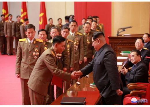 북한, ICBM ’화성-15’ 개발자 표창 수여식…김정은 직접 수여