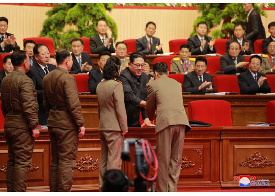 북한, ICBM ’화성-15’ 개발자 표창 수여식…김정은 직접 수여