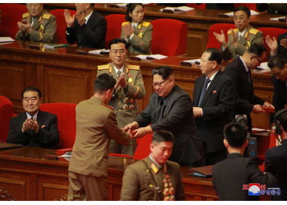 북한, ICBM ’화성-15’ 개발자 표창 수여식…김정은 직접 수여