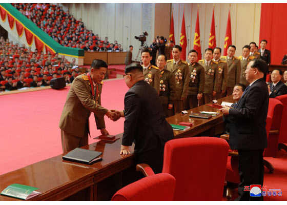 북한, ICBM ’화성-15’ 개발자 표창 수여식…김정은 직접 수여