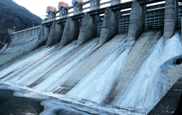 충북 이틀째 ’꽁꽁’…괴산댐 ’대형 빙벽’ 장관