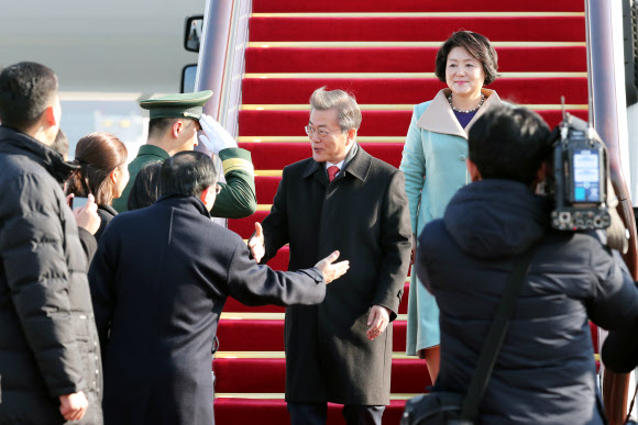 문 대통령 내외, 중국 도착