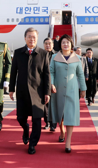 문 대통령 내외 중국 도착