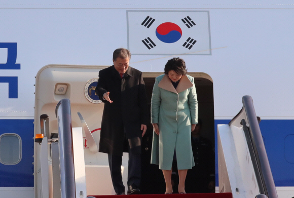 중국 국빈 방문중인 문재인 대통령 내외가 13일 오전 베이징 서우드 공항에 도착해  인사를 하고 있다. 2017. 12. 13 안주영 기자 jya@seoul.co.kr