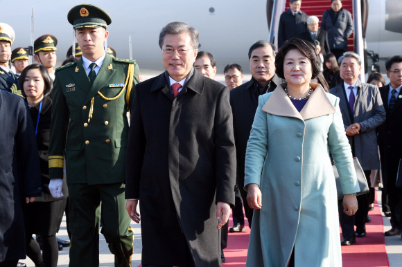중국을 국빈방문하는 문재인 대통령과 부인 김정숙 여사가 13일 오전 중국 베이징 수도공항에 도착해 공항을 나서고 있다. 2017. 12. 13 안주영 기자 jya@seoul.co.kr