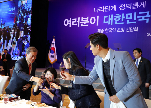 문 대통령 내외, 추자현 부부와 건배