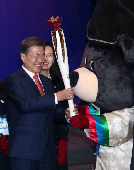 문재인 대통령이 13일 오후 중국 국빈방문 첫 일정으로 베이징 완다 소피텔 호텔에서 열린 재중국 한국인 오찬 간담회에 참석해 토치키스 세레머니를 하고 있다. 2017. 12. 13 안주영 기자 jya@seoul.co.kr