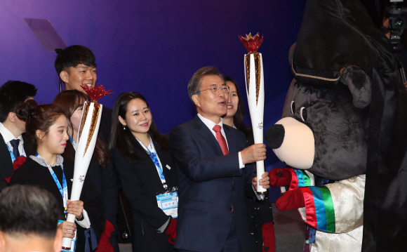 문재인 대통령이 13일 오후 중국 국빈방문 첫 일정으로 베이징 완다 소피텔 호텔에서 열린 재중국 한국인 오찬 간담회에 참석해 토치키스 세레머니를 하고 있다. 2017. 12. 13 안주영 기자 jya@seoul.co.kr