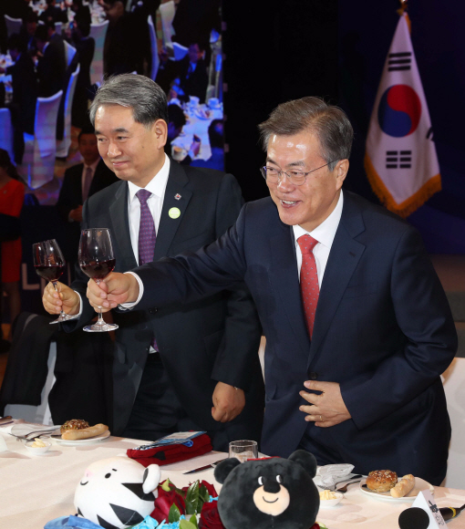 문재인 대통령과 부인 김정숙 여사가 13일 오후 중국 국빈방문 첫 일정으로 베이징에 위치한 완다 소피텔 호텔에서 열린 재중국 한국인 오찬 간담회에서 한인회장단, 독립유공자 후손, 한중 다문화 부부 등과 건배하고 있다. 2017. 12. 13 안주영 기자 jya@seoul.co.kr