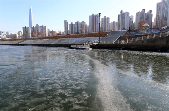 한강도 꽁꽁 얼게 만드는 강추위