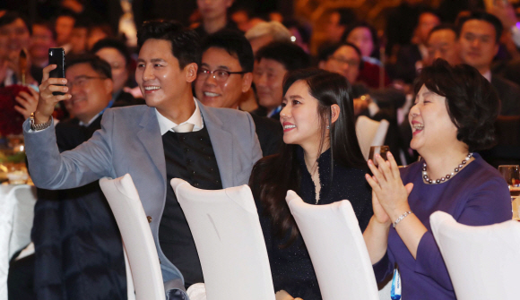 김정숙여사가 가 13일 오후 중국 국빈방문 첫 일정으로 베이징에 위치한 완다 소피텔 호텔에서 열린 재중국 한국인 오찬 간담회에 참석해 추자현 부부와 환하게 웃고 있다. 2017. 12. 13 안주영 기자 jya@seoul.co.kr