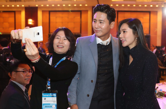 추자현, 우효광 부부가 13일 오후 베이징에 위치한 완다 소피텔 호텔에서 열린 문재인 대통령과 재중국 한국인 오찬 간담회에서 참석자들과 기념촬영을 하고 있다. 2017. 12. 13 안주영 기자 jya@seoul.co.kr