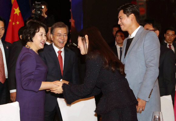 문재인 대통령과 부인 김정숙 여사가 13일 오후 중국 국빈방문 첫 일정으로 베이징 완다 소피텔 호텔에서 열린 재중국 한국인 오찬 간담회에 입장하며 추자연 부부와 인사하고 있다. 2017. 12. 13 안주영 기자 jya@seoul.co.kr