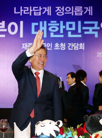 문재인 대통령이 13일 오후 중국 국빈방문 첫 일정으로 베이징 완다 소피텔 호텔에서 열린 재중국 한국인 오찬 간담회에 참석해 손을 들어 인사 하고 있다. 2017. 12. 13 안주영 기자 jya@seoul.co.kr