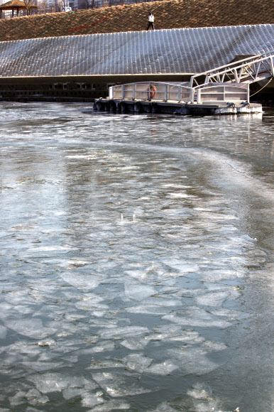 한강도 얼린 매서운 한파