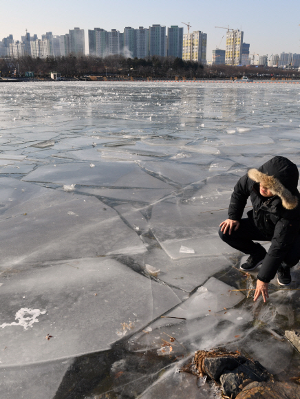 이번주 들어 영하 10도 이하로 내려가는 강추위가 계속되는 가운데 13일 한강 미사리 조정경기장 연습장 주변의 강물이 얼어 붙어 거대한 얼음 덩이를 이루고 있다 2017.12.13 이호정 전문기자 hojeong@