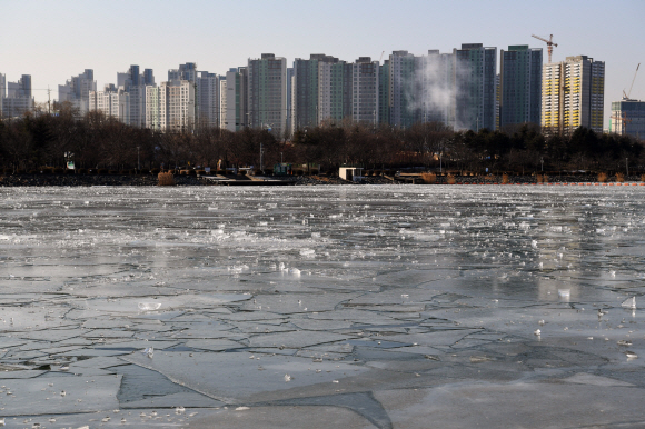 이번주 들어 영하 10도 이하로 내려가는 강추위가 계속되는 가운데 13일 한강 미사리 조정경기장 연습장 주변의 강물이 얼어 붙어 거대한 얼음 덩이를 이루고 있다 2017.12.13 이호정 전문기자 hojeong@