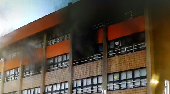 성남 서당초등학교 본관서 화재…”인명피해 없어”