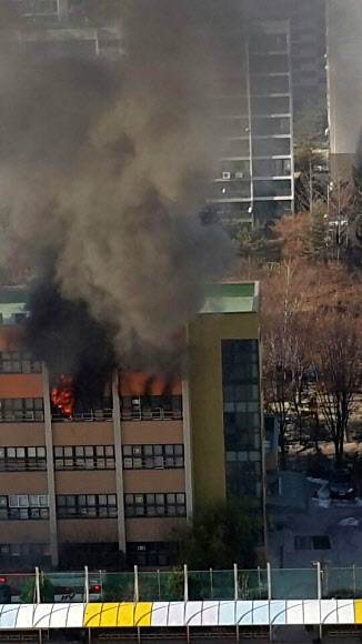 성남 서당초등학교 본관서 화재…”인명피해 없어”
