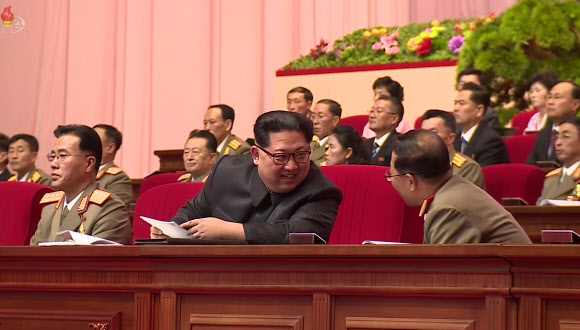 전일호와 이야기 나누는 김정은