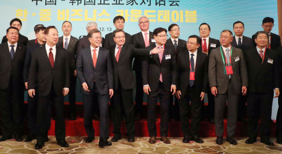 중국을 국빈방문한 문재인 대통령이 13일 오후 중국 베이징 조어대 14호각 목단청에서 열린 한-중 비즈니스 라운드테이블에 앞서 장쩡웨이 CCPIT 회장 및 내빈들과 기념촬영하고 있다. 2017. 12. 13 안주영 기자 jya@seoul.co.kr